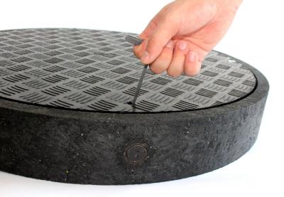 Die FibreEco-Abdeckung lässt sich problemlos mit einem kleinen Aushebeschlüssel öffnen und heben