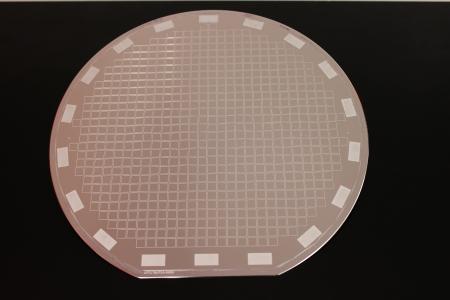 150 mm Silizium-Wafer mit Aluminium-Bondrahmen für das Al-Al-Thermokompressionsbonden auf Aluminium-Startschicht / Foto © Fraunhofer ENAS