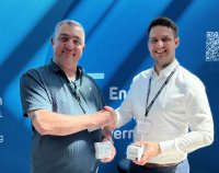 Erfolgreiche Partnerschaft: die VIVAVIS-Steuerbox STB24B und das Smart Meter Gateway SICONIA® SMARTY IQ-LTE von Sagemcom Dr. Neuhaus sind interoperabel; Raik Handsche von VIVAVIS gemeinsam mit Justin Dülge von Sagemcom (v.l.n.r)