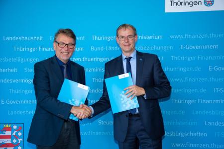 Staatssekretär Dr. Hartmut Schubert und Frank Jorga, Vorstand FJD AG