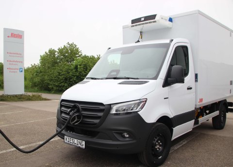 Kühltransporter eSprinter beim Laden.JPG