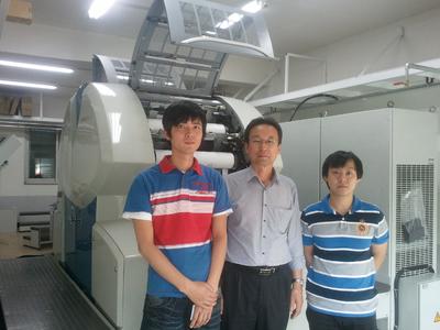 Druck- und Produktionsleiter Sang-Uk Jung (Mitte) und sein Team, haben mit ihrer neuen Genius 52UV von KBA-MetroPrint ehrgeizige Pläne.
