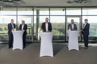 noris network, DC-Datacenter-Group und SüwagEnergie AG stellen die Weichen für ein Rechenzentrum in Hofheim. Von links:Vorstandsmitglied Dr. Markus Coenen (SüwagEnergie AG), Vorstandsmitglied Mike Schuler(Süwag Energie AG), CEO Ralf Siefen(DC-Datacenter-Group), CTO Florian Sippel (norisnetwork AG), CEO Ingo Kraupa (noris networkAG) Bildquelle: Süwag