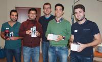 Franz Stötzner von Ansmann AG (Mitte) ehrt die Gruppensieger (v.l.n.r.): Jonatan Castro Saura (Wirthwein AG), Fei Fan (ebm-papst Mulfingen GmbH & Co. KG), Alfredo Rodriguez Rincón (Ziehl-Abegg SE), Diego Victor (Bass GmbH & Co. KG)