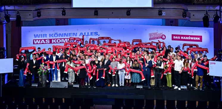 Gruppenfoto Bundessieger_innen 2025_ZDH.jpg