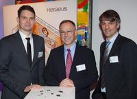 Dr. Robert Dittmer, Jens Trötzschel und Ulrich Hausch von Heraeus Medical Components überzeugten die Jury mit einem innovativen Heraeus Materialsystem aus Keramik und Platin (CerMet) (Quelle: Heraeus)