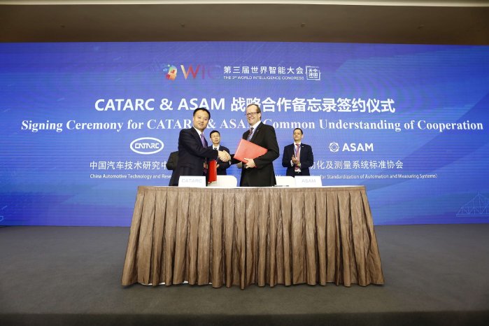 J. Zhen (CATARC, left) and A. Rupalla (ASAM, right) signing the memorandung of understanding.jpg