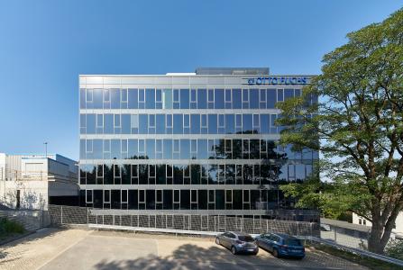 The glazed cube of the technology centre is built into the hillside on the southeast edge of the company's site. The four upper floors are visible from the town centre and provide a new landmark for the townscape