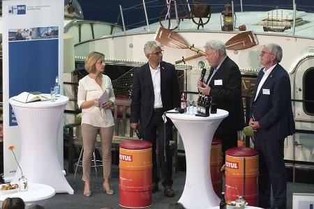 Moderatorin Katharina Müller-Stromberg mit Oberbürgermeister Ashok Sridharan, IHK-Präsident Stefan Hagen und Landrat Sebastian Schuster (v.l.)