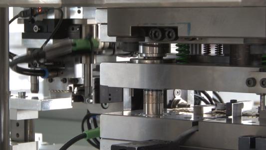 Bild 1: Abholung der Einlegeteile (Quelle: IFK Automation, Balingen)