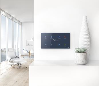 Das ABB tacteo® KNX-Bedienelement – hier in der Farbe Auster – steht jetzt in elf weiteren Farbausführungen zur Verfügung und kann mit eigenen Marken-Icons, Schriftarten und Logos personalisiert werden / Quelle: ABB