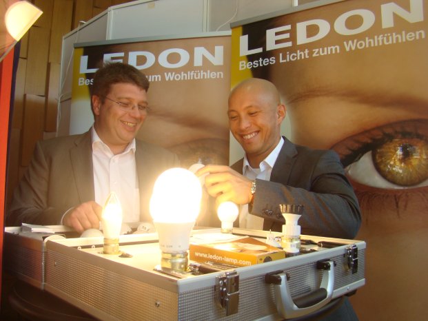 Michael Butz und Ace Abanador von der LEDON Lamp GmbH präsentieren den Kino-Betreibern die .JPG
