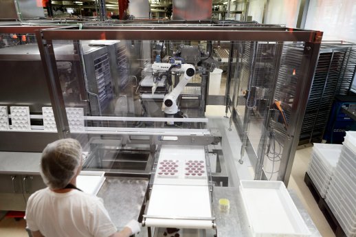 KUKA Kleinroboter bei Zotter in Riegersburg 2.JPG
