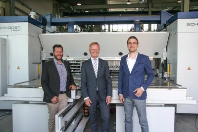 Schröder Group und WSoptics intensivieren die Zusammenarbeit: Franz Schröder (mitte), Geschäftsführer bei Hans Schröder Maschinenbau mit Florian Sepp (links) und Dr. Christoph Weiß (rechts), die Gründer und Geschäftsführer von WSoptics / Bildquelle: Schröder Group