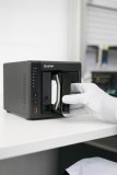 DATA REVERSE® rettete in drei aktuellen QNAP-Fällen nahezu 100 % der Daten: Nach Ransomware-Angriff, RAID-Doppelausfall und Elektronikdefekt konnten sensible Nutzdaten mithilfe von Reverse Engineering, Block-Level-Analyse und Reinraumreparatur vollständig wiederhergestellt werden. Die Fälle zeigen: Ohne echte Backups und spezialisierte Datenrettung stoßen Standardlösungen schnell an ihre Grenzen. DATA REVERSE® rettete in drei aktuellen QNAP-Fällen nahezu 100 % der Daten: Nach Ransomware-Angriff, RAID-Doppelausfall und Elektronikdefekt konnten sensible Nutzdaten mithilfe von Reverse Engineering, Block-Level-Analyse und Reinraumreparatur vollständig wiederhergestellt werden. Die Fälle zeigen: Ohne echte Backups und spezialisierte Datenrettung stoßen Standardlösungen schnell an ihre Grenzen.