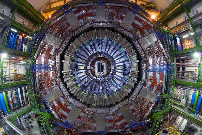 CERN%20LHC_CMS%20detector_144dpi[1].jpg
