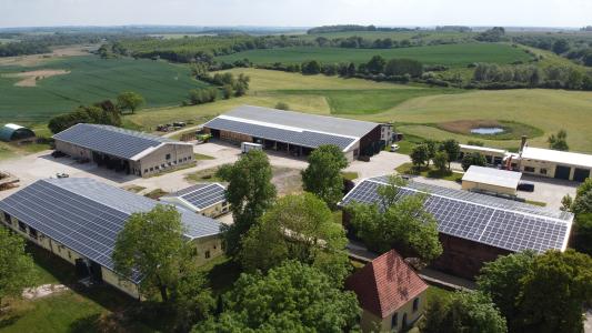 Die Photovoltaikanlage befindet sich auf den Dächern eines zum Kirchengut Sabel gehörenden Bauernhofes, Foto: WEMAG/Jost Broichmann
