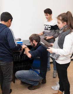 Lehrer verteilt Endgeräte an Schüler und Schülerinnen (Ritzefeld-Gymnasium, vor Corona)