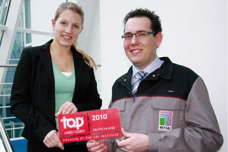 Johanna Mohr und Jochen Roth, Absolventen des Traineeprogramms von Rittal, freuen sich über die Auszeichnung zum Top Arbeitgeber 2010