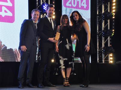 Der Gewinner der Kategorie Best Temporary Structure 2014 steht fest: Losberger. V.l.n.r.: Moderator Andrew Ryan, Matthew Bartlett und Laura Hutchinson von Losberger UK Ltd, Vassia Panaouta