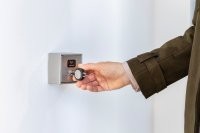 Der neue CLIQ® Leser innen steuert Drittgeräte sicher und elegant und fügt sich nahtlos in vorhandene Schalterprogramme ein.
