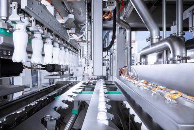 Der neue lineare Aseptik-Block InnoPET BloFill ABF von KHS ist für die Abfüllung von Milch, Milchmixgetränken sowie Säften, Smoothies und Eistee in PET-Flaschen mit Volumina zwischen 250 Milliliter und 2 Liter ausgelegt.