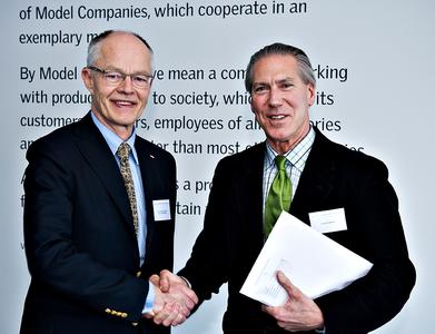 James Carpenter (rechts) freut sich über die Auszeichnung mit dem "Daylight and Building Component Award" 2010 durch Lars Kann-Rasmussen, den Vorstandsvorsitzenden der Villum Kann Rasmussen Stiftung, am 2. März in Kopenhagen