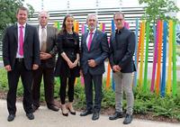 v.l. Öhringens Oberbürgermeister Thilo Michler, IHK-Präsident Prof. Dr. Dr. h. c. Harald Unkelbach, IHK-Hauptgeschäftsführerin Elke Döring sowie Geschäftsführer der Landesgartenschau Öhringen 2016 GmbH Erich Herrmann mit dem Designer der Stelen Peter Keilbach aus Dörzbach. Foto: IHK