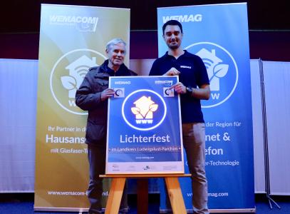 WEMAG-Mitarbeiter, Marvin Hahs, nimmt gemeinsam mit 1. Stellv. Bürgermeister Joachim Becker (v.l.n.r.) weitere Privat- und Geschäftskunden an das WEMACOM-Glasfasernetz in der Gemeinde Warsow in Betrieb