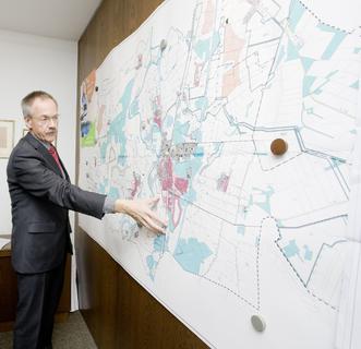 Lathens Bürgermeister Karl-Heinz Weber zeigt stolz die Pläne seiner Gemeinde, die erst im September 2013 zur Energiekommune des Monats gewählt wurde, Bild: REHAU