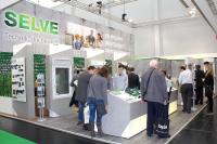 Reichlich Bewegung am SELVE-Stand in Nürnberg: Etliche Produktneuheiten aus Lüdenscheid standen bei der Fensterbau Frontale im Fokus. Neben innovativen Antrieben drehte sich auch alles um neue Steuerungstechnik sowie um Rollladenbauteile / Foto: SELVE
