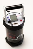 Das leichte, benutzerfreundliche Handgerät NG3 entspricht dem neusten Stand der Technik und ermöglicht präzisere Schichtdickenmessungen als alle Vergleichsverfahren. In weniger als einer Sekunde erhalten Sie den gemessenen Wert der Ölschichtdicke in g/m² oder mg/m².