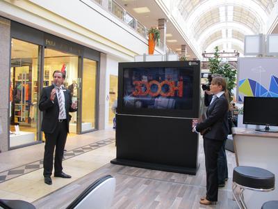 70 Zoll-Display United Entertain am POS im Alstertaler Einkaufszentrum Hamburg