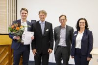 Preisträger Nick Hauptvogel der HSB (links) mit Prof. Dr.-Ing. Klaus Lang (Vorsitzender der FBTI), Andreas Falter (Sponsor, INFORM Institut für Operations Research and Management GmbH) und seiner HSB-Betreuerin Prof. Dr.-Ing. Jasminka Matevska (von links. Zum Herunterladen mit rechter Maustaste klicken und 