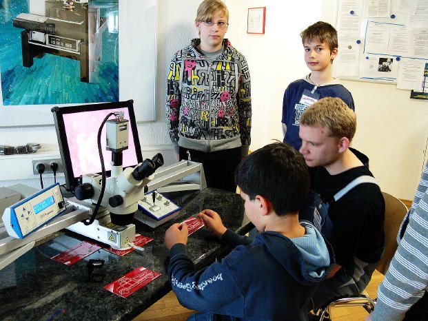 GirlsDay am Laser Skalpell.jpg