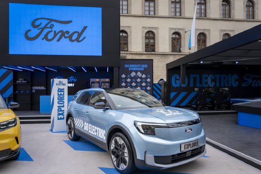 messefotograf-ford-stand-mit-led-wall-und-electric-pitstop-area-muenchen.jpg