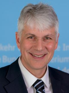 Prof. Dr. Wolfgang Stölzle: Ordinarius am Lehrstuhl für Logistikmanagement und Studiendirektor des Weiterbildungs-Diplomstudiums Logistikmanagement an der Universität St. Gallen.