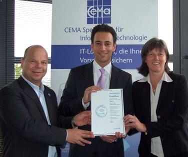 Uebergabe_Crefozert_CEMA486 zugeschnitten.jpg