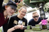 Fertigen eines Werkstücks beim Girls' Day