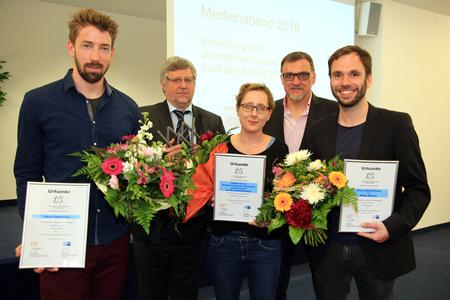 (v.l.n.r.) Niklas Ottersbach (Platz 3), IHK-Präsident Klaus Olbricht, Maren Schuster (Siegerprojekt), Gerald Perschke (DJV-Landesverband Sachsen-Anhalt), Hans Jakob Rausch (Platz 2). Foto: Viktoria Kühne
