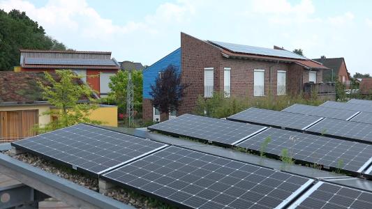 Verteilt auf fünf Wohnhäuser und ein Carport wurden rund 65 kWp Solarleistung installiert (Fotos: E3/DC)