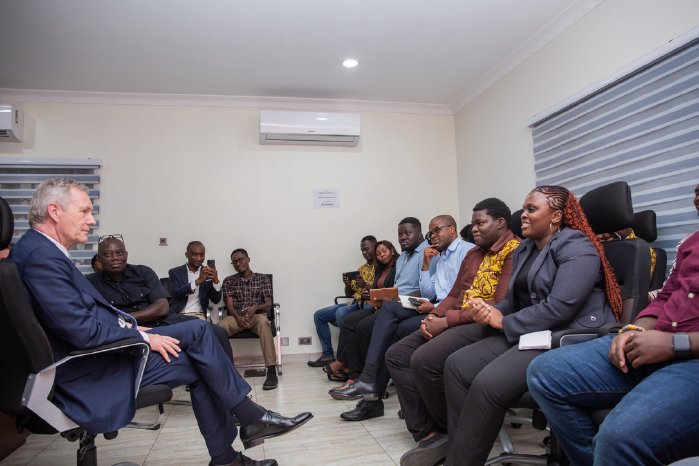 Foto 2 - Bundespräsident aD Wulff im Gespräch mit Entwicklngsteam.jpeg