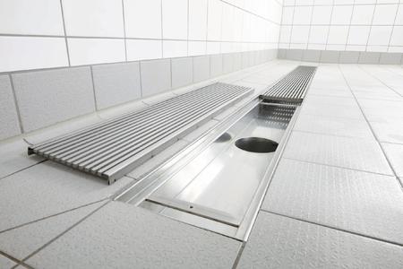 Als größte Variante von Innenraum-Entwässerungssystemen bietet die Firma Richard Brink Industrie- und Küchenrinnen zum Einsatz in Gemeinschaftsduschen, Großküchen und Industriebereichen an