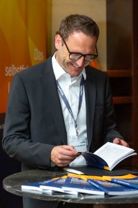 Florian Schnitzhofer stellt sein neues Wirtschaftsbuch vor. Foto: ReqPOOL/Joern Dudeck