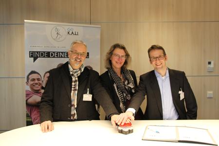Startschuss für das gemeinsame Engagement in der Ausbildungsinitiative (v.l.): Werner Günzel (Stadt Detmold), Andrea Giese (krz) und Dennis Ortmeier (Stadt Lemgo)