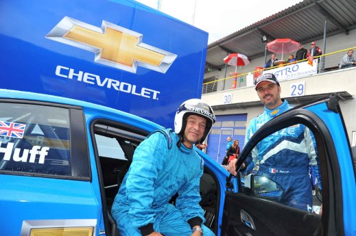 Daily-Soap Darsteller Kai Noll mit Chevrolet Werksfahrer Yvan Muller in Oschersleben.jpg