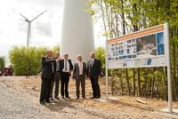 Informationstafeln an den Anlagen des Windparks Klosterkumbd geben Auskunft über die Windkraft im Allgemeinen und den Hunsrücker Park im Besonderen.