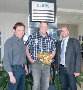 Werner Göttlicher, Abteilungsleiter Maschinenbau (.) und CLOOS-Spartenleiter Stephan Pittner (r.) freuen sich mit Hajo Schol über das seltene Arbeitsjubiläum. (Bild: Walter Lutz)