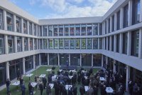 Während des Auftakts im Innenhof: Mit Post-its in den Fenstern illustrierten die Mitarbeitenden in den Büros das Motto der HIC-Eröffnung 
