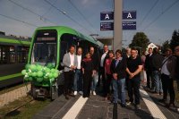  v. l. n. r. Regionspräsident Steffen Krach, Laatzens Bürgermeister Kai Eggert, ÜSTRA-Vorständin Elke van Zadel, Verkehrsdezernent Ulf-Birger Franz, Infra-Geschäftsführer Christian Weske, Regionsabgeordnete Gundhild Fiedler-Dreyer, Regionsabgeordneter Christian Hinrichs